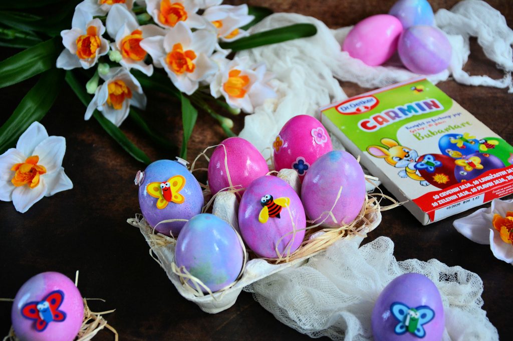 penušavo farbanje vaskršnjih jaja u plehu za mafine