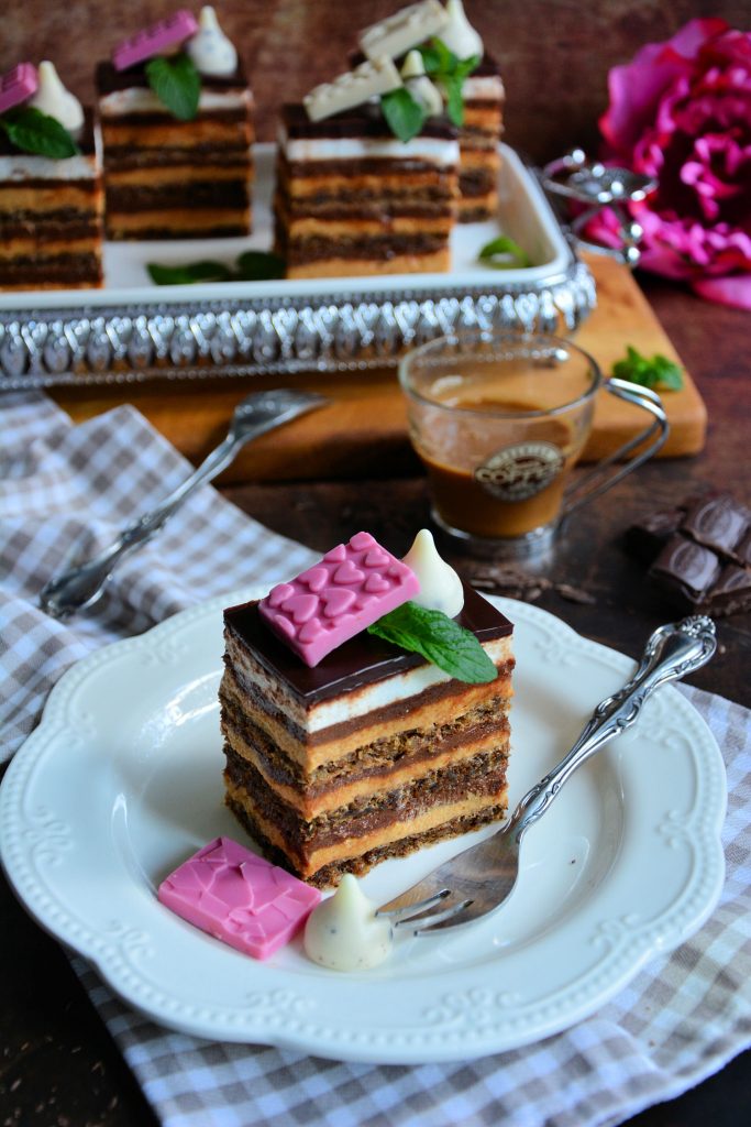 Twix torta presek sa kremastim filom od keksa i čokolade