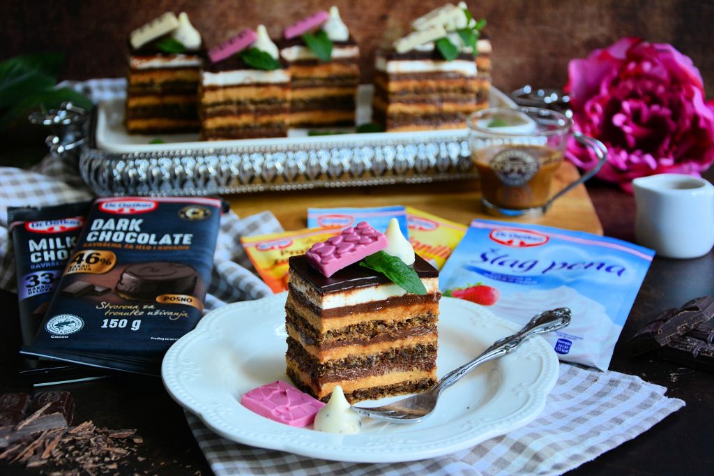 Parče Twix torte na tanjiru kremasta struktura sa Dr Oetker proizvodima