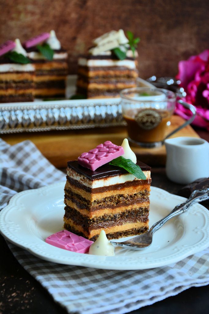 Twix torta sa čokoladnom glazurom dekoracija