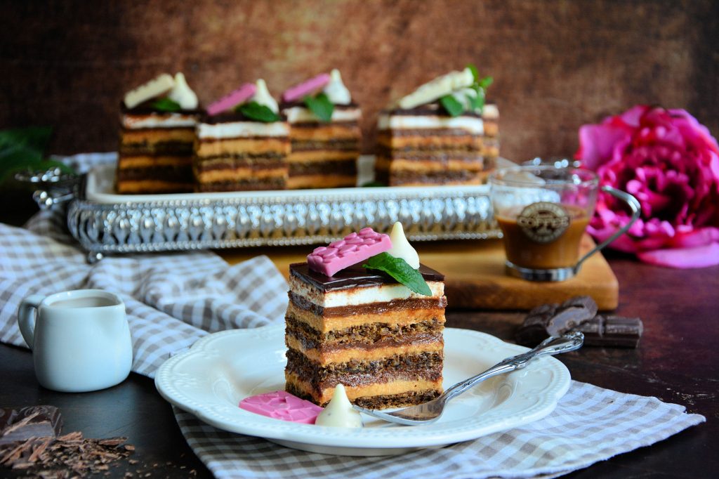 Twix torta sa čokoladnom glazurom dekoracija