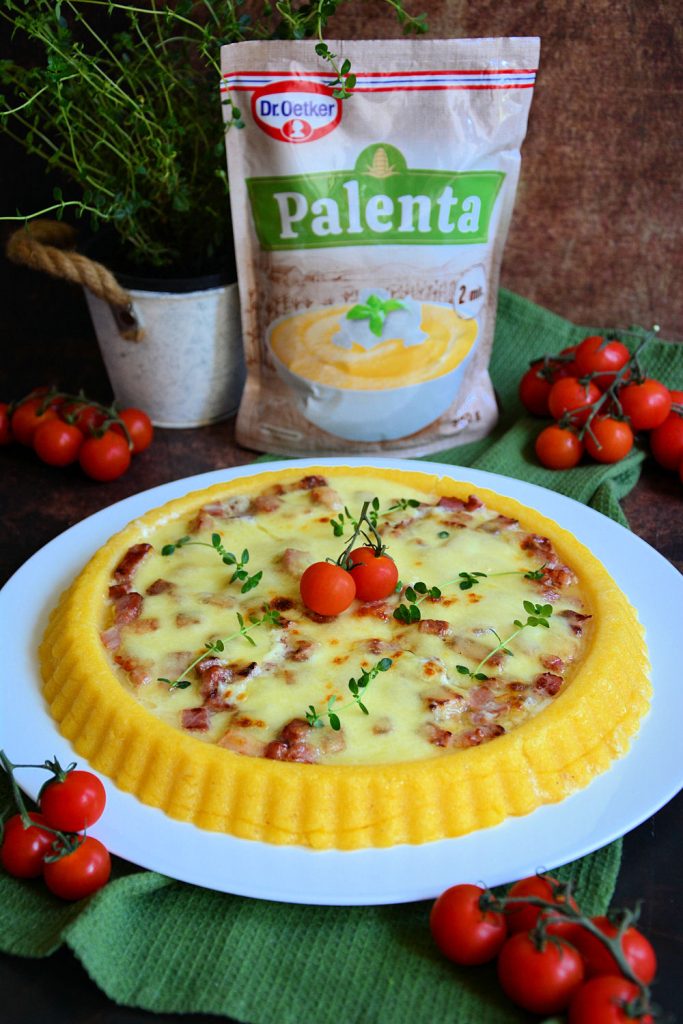 Zapečena palenta sa slaninom i mozzarellom u tanjiru