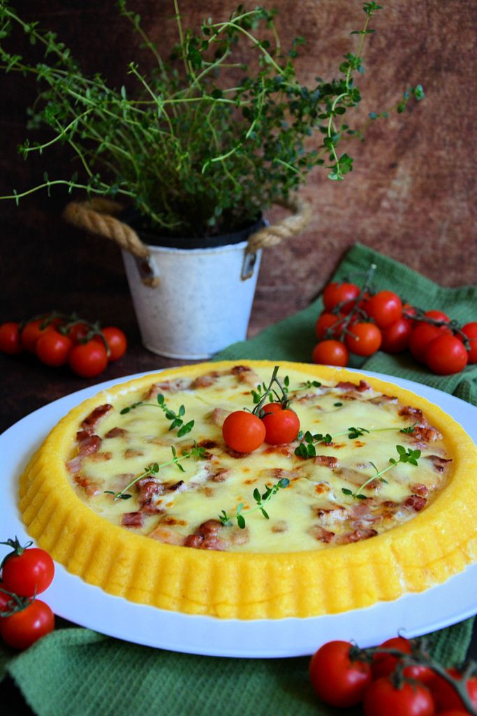 Zapečena palenta sa slaninom i mozzarellom u tanjiru