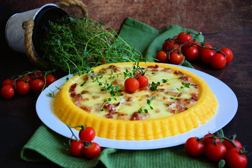 Zapečena palenta sa slaninom i mozzarellom u tanjiru