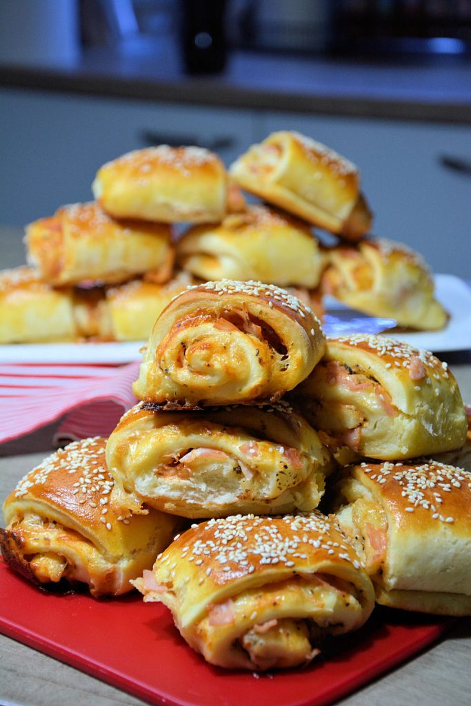 Najmekše pizza rolnice sveže pečene sa susamom na vrhu