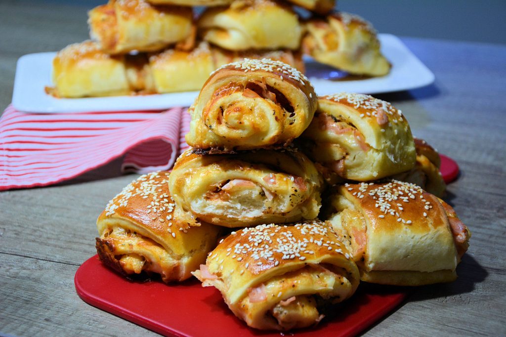 Zlatno pečene pizza rolnice izvađene iz rerne