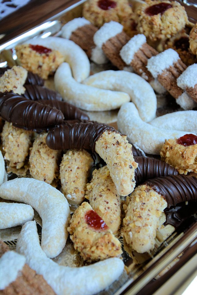 Sitni kolači od jedne smese na poslužavniku – četiri vrste kolača sa kokosom, čokoladom i lešnicima Sitni kolači od jedne smese na poslužavniku – četiri vrste kolača sa kokosom, čokoladom i lešnicima