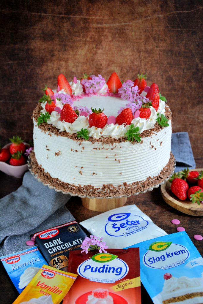 Parče Torte Olja sa čokoladnim slojem i filom od žumanaca