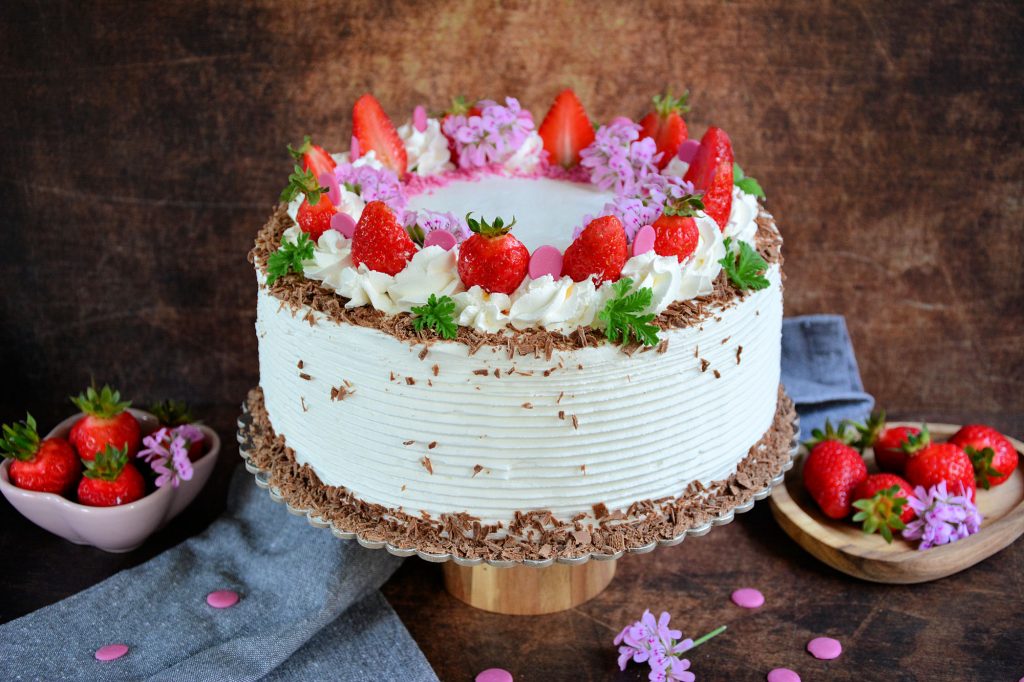 Torta Olja sa jagodama, čokoladom i dekoracijom od rozetle