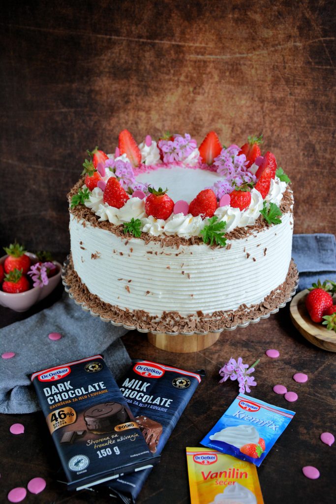 Domaća svečana torta Olja sa šlag kremom i jagodama
