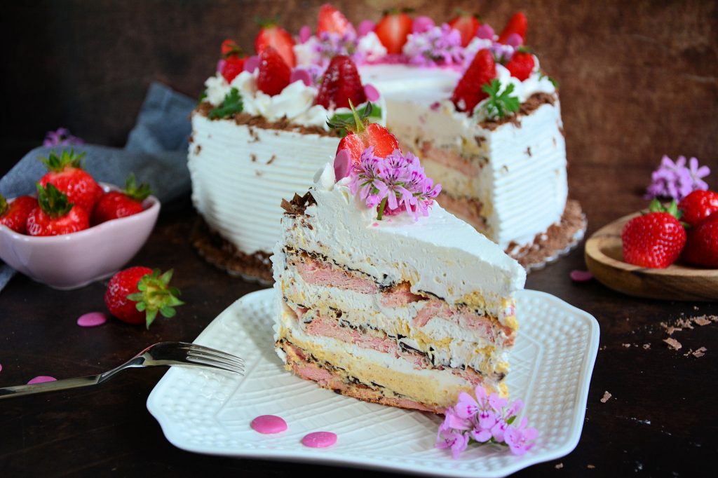 Parče Torte Olja sa čokoladnim slojem i filom od žumanaca