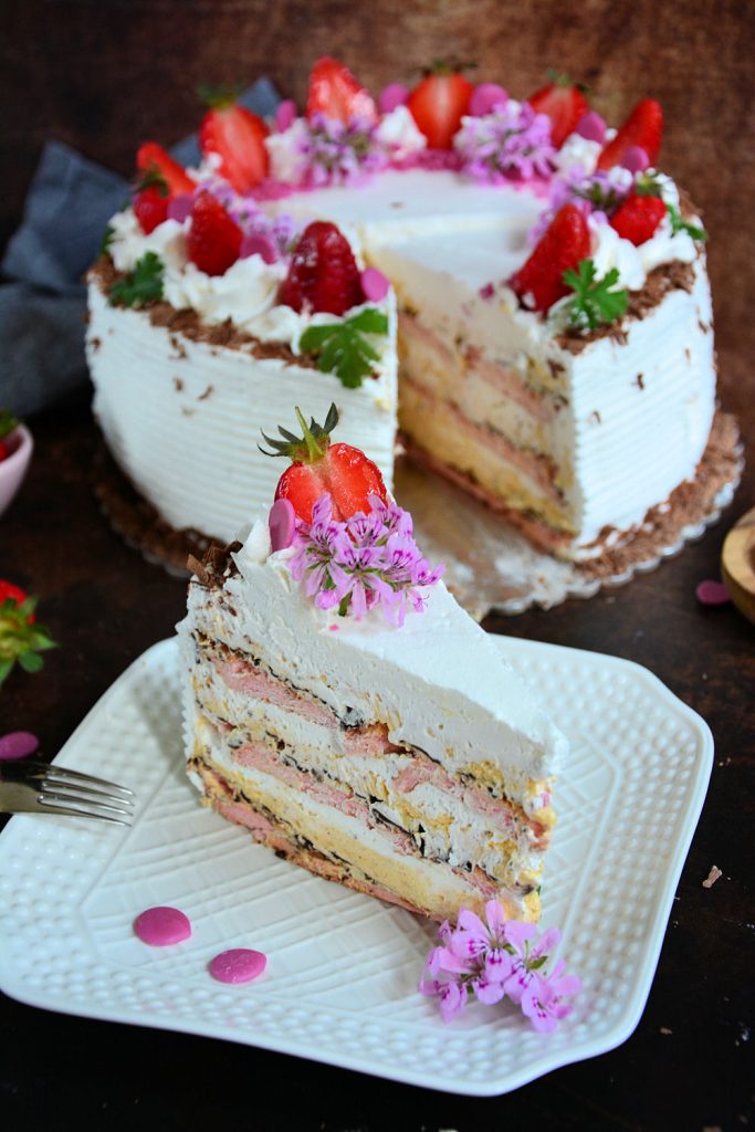 Domaća svečana torta Olja sa šlag kremom i jagodama