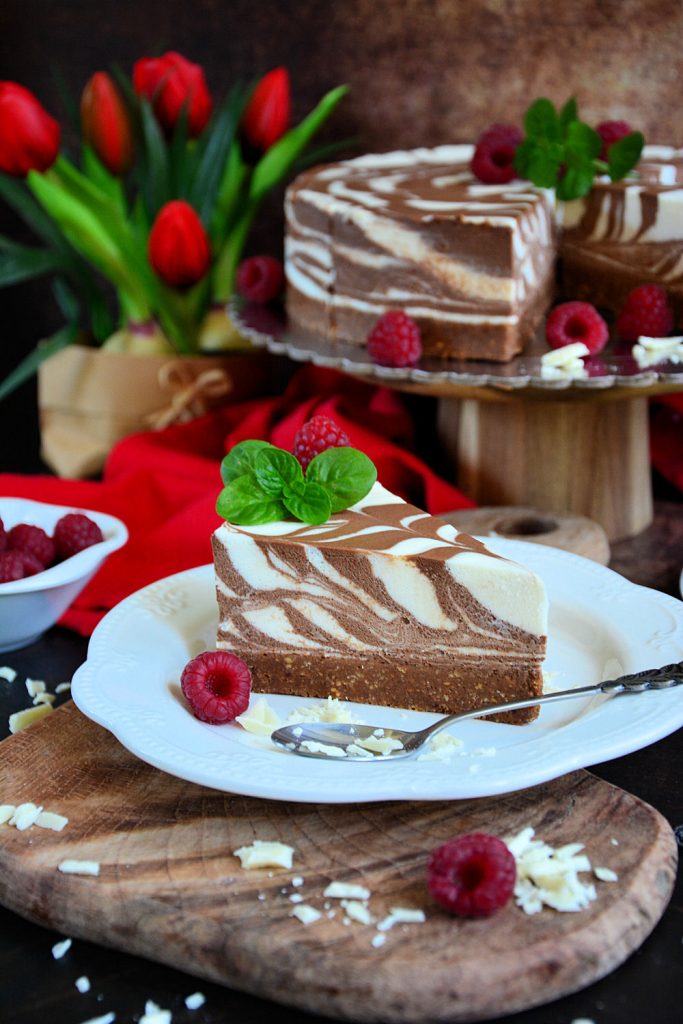 Zebrasta mousse torta sa dve čokolade na tacni