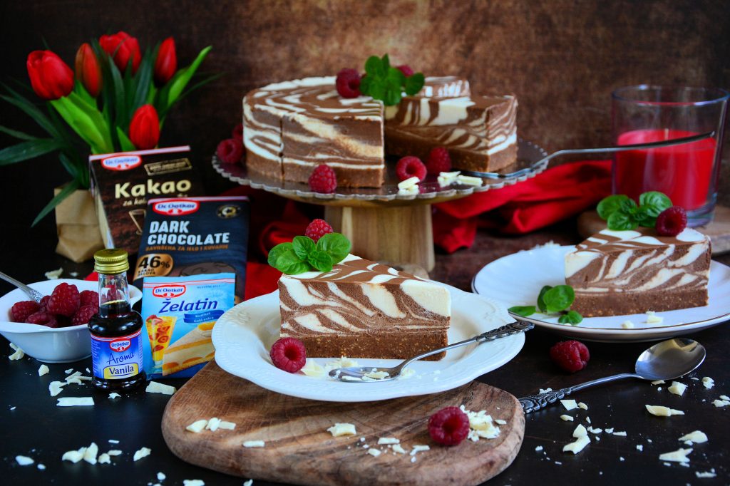 Zebrasta mousse torta sa dve čokolade na tacni