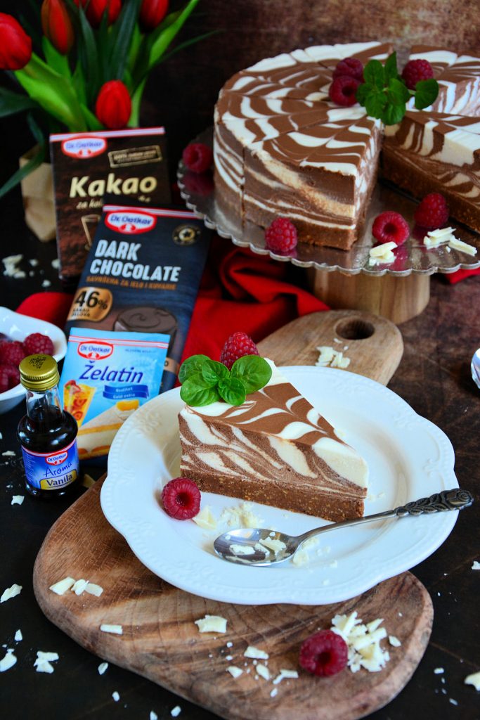 Parče zebrastog mousse kolača sa crnom i belom čokoladom