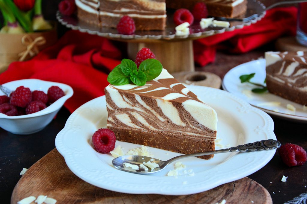 Parče zebrastog mousse kolača sa crnom i belom čokoladom