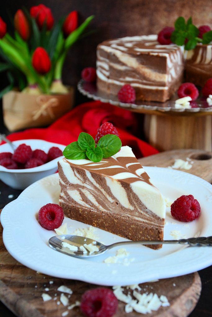 Parče zebrastog mousse kolača sa crnom i belom čokoladom