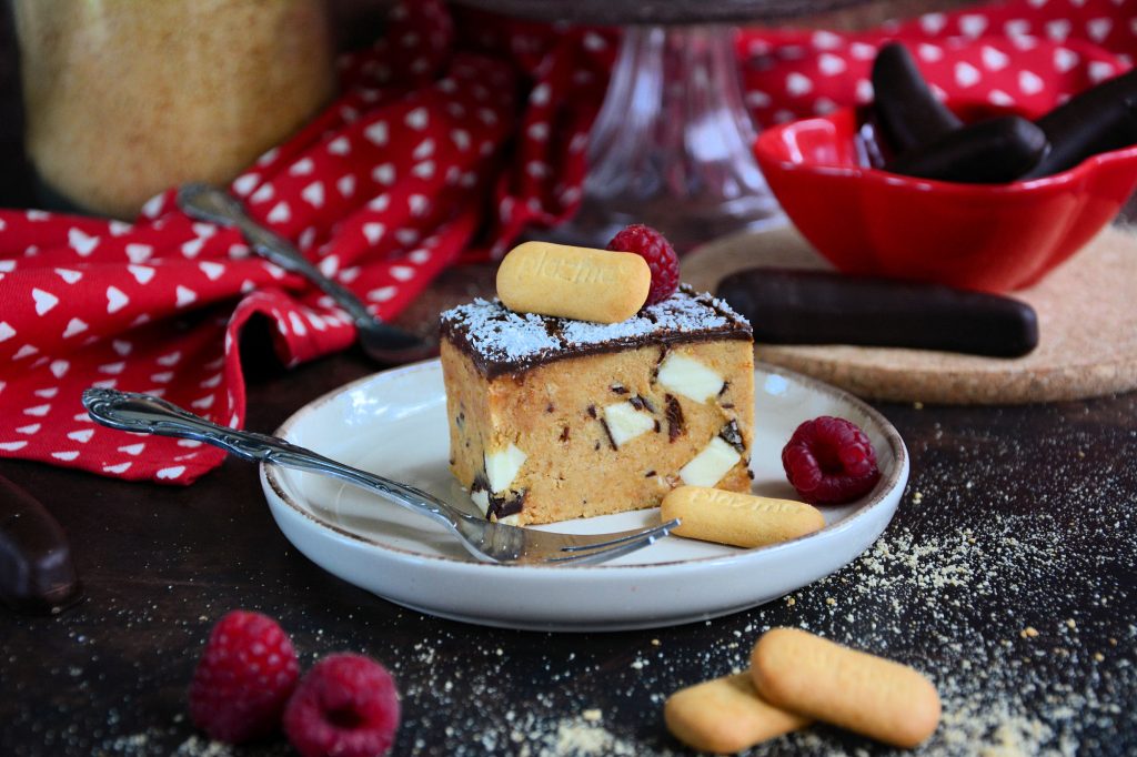 Parče krem bananica torte sa komadima krem bananice u preseku Parče krem bananica torte sa komadima krem bananice u preseku
