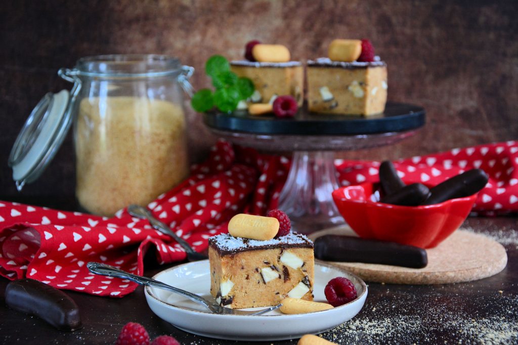 Krem bananica torta bez pečenja sa plazmom i čokoladnim prelivom Krem bananica torta bez pečenja sa plazmom i čokoladnim prelivom