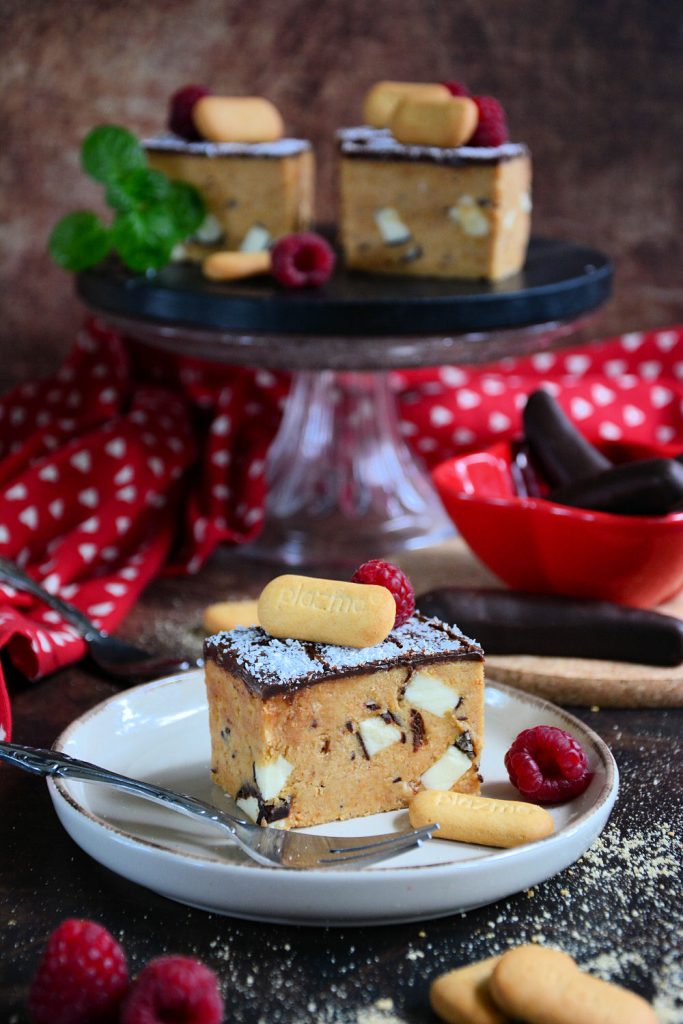 Krem bananica torta bez pečenja sa plazmom i čokoladnim prelivom Krem bananica torta bez pečenja sa plazmom i čokoladnim prelivom