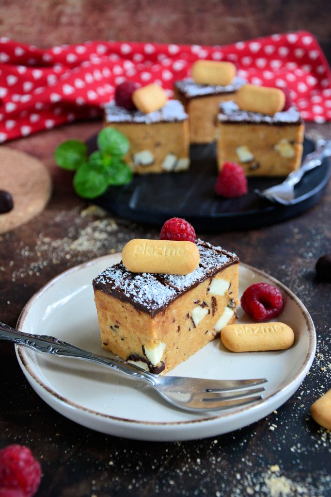 Parče krem bananica torte sa komadima krem bananice u preseku Parče krem bananica torte sa komadima krem bananice u preseku