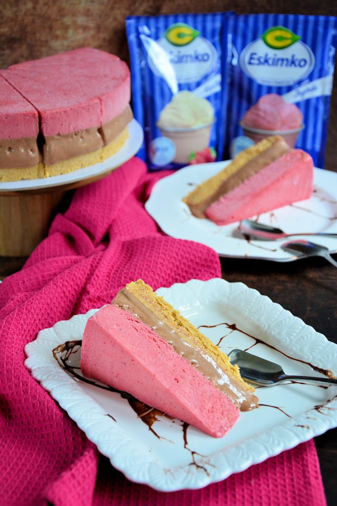 Sladoled torta bez pečenja sa C Eskimko, tri kremasta sloja i svežim jagodama.