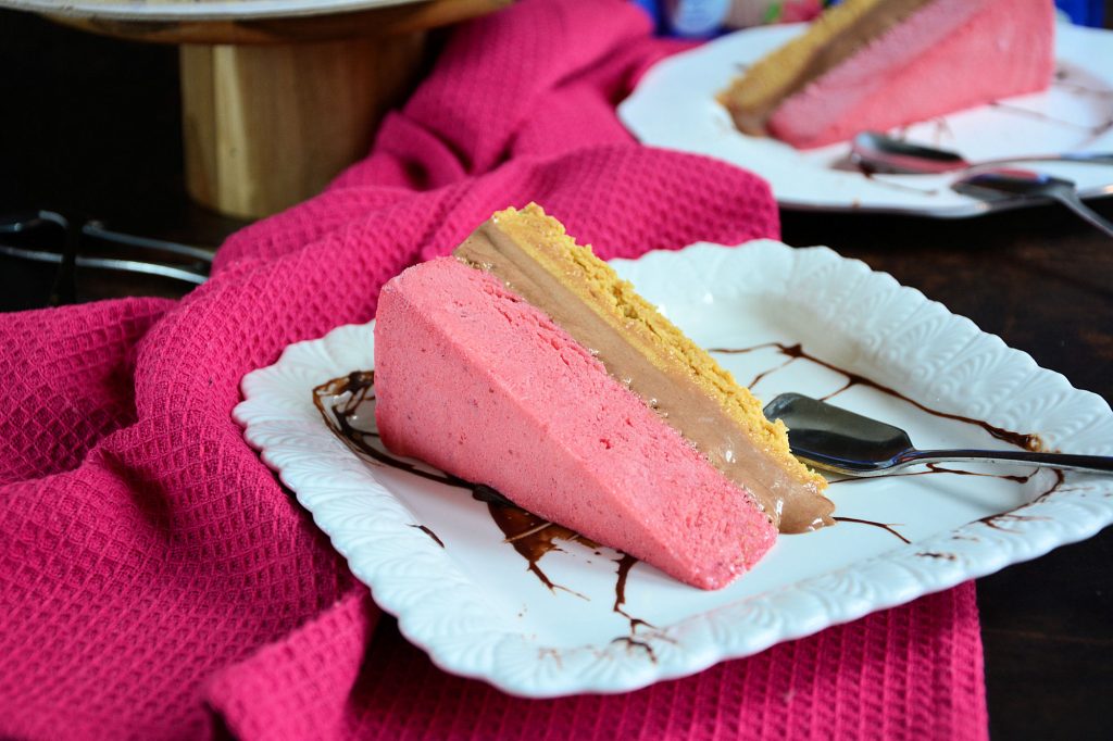 Sladoled torta bez pečenja sa C Eskimko, tri kremasta sloja i svežim jagodama.