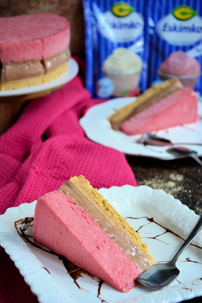 Sladoled torta bez pečenja sa C Eskimko, tri kremasta sloja i svežim jagodama.