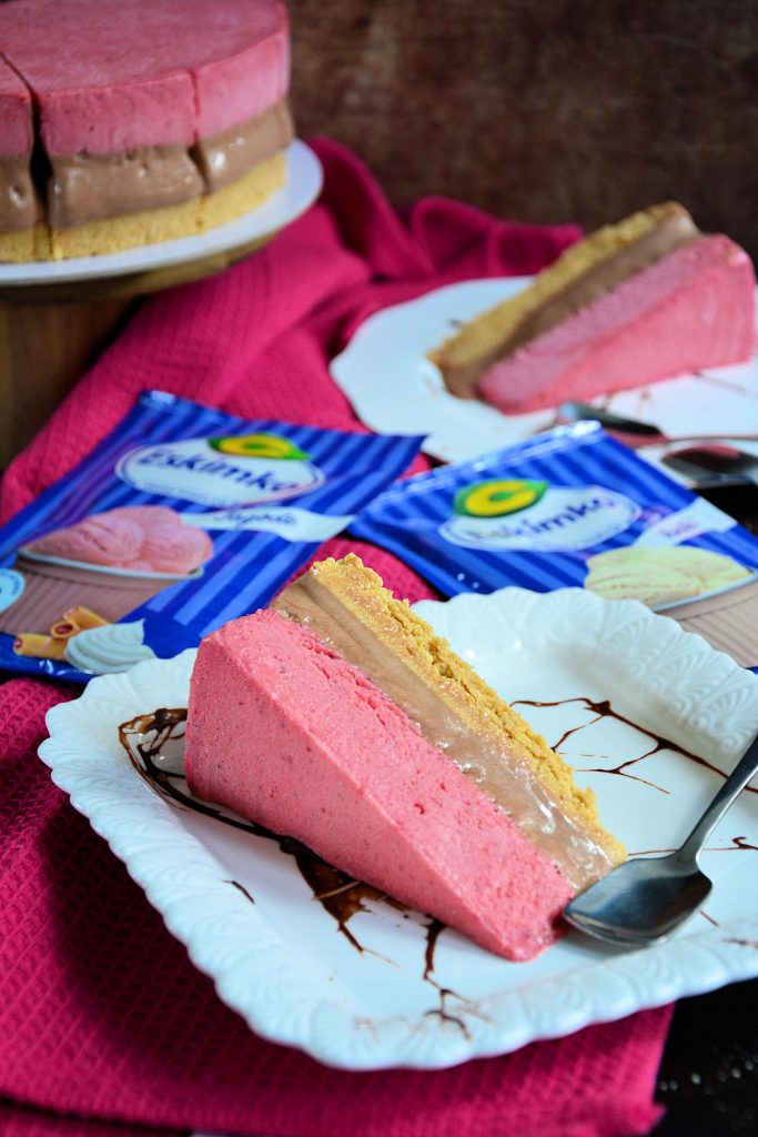 Sladoled torta bez pečenja sa C Eskimko, tri kremasta sloja i svežim jagodama.