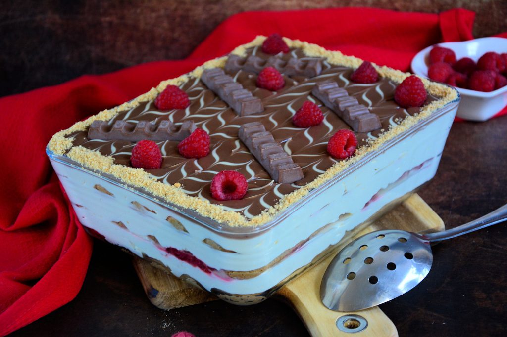 Kremasti tiramisu sa malinama, piškotama i mlečnim čokoladicama