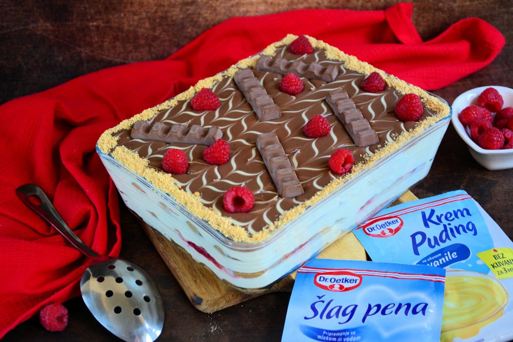 Kremasti tiramisu sa malinama, piškotama i mlečnim čokoladicama