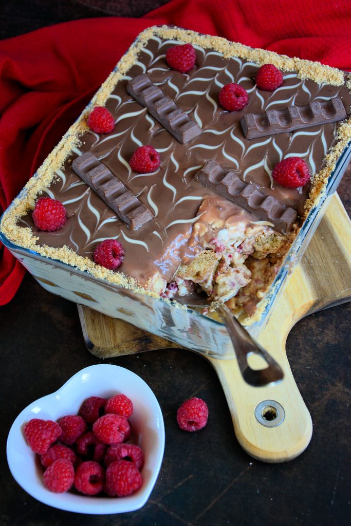 Kremasti tiramisu sa malinama, piškotama i mlečnim čokoladicama