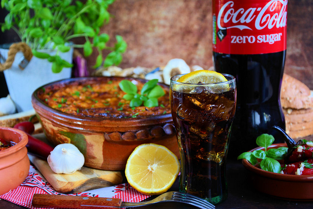 Posni prebranac sa crnim lukom poslužen uz Coca-Colu Zero Posni prebranac sa crnim lukom poslužen uz Coca-Colu Zero