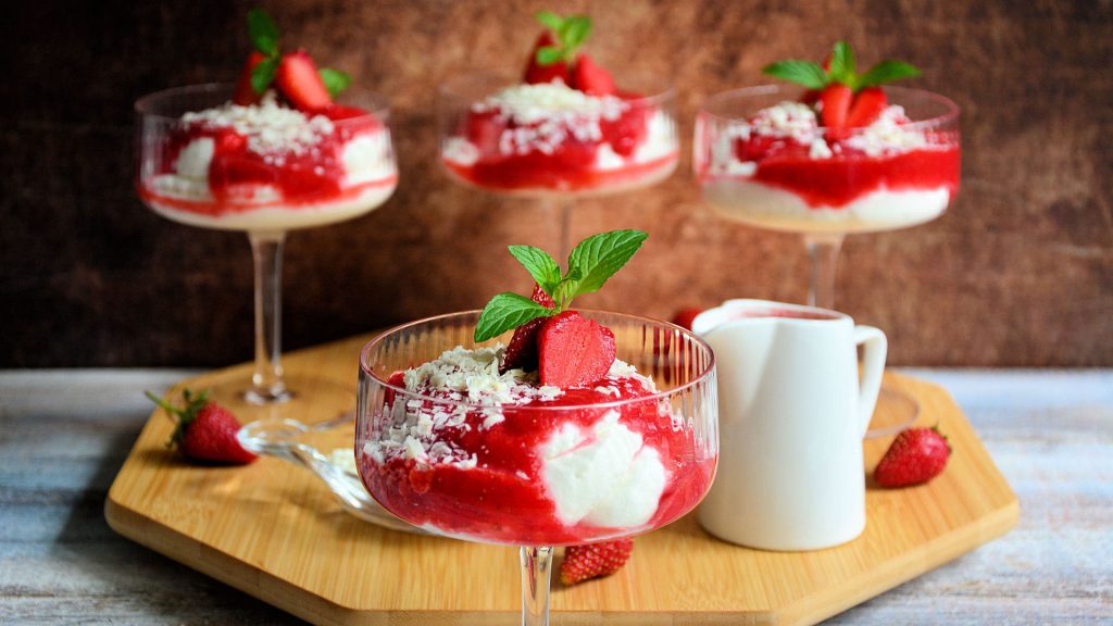 Desert od 4 sastojka u čaši dekorisan jagodama i čokoladom