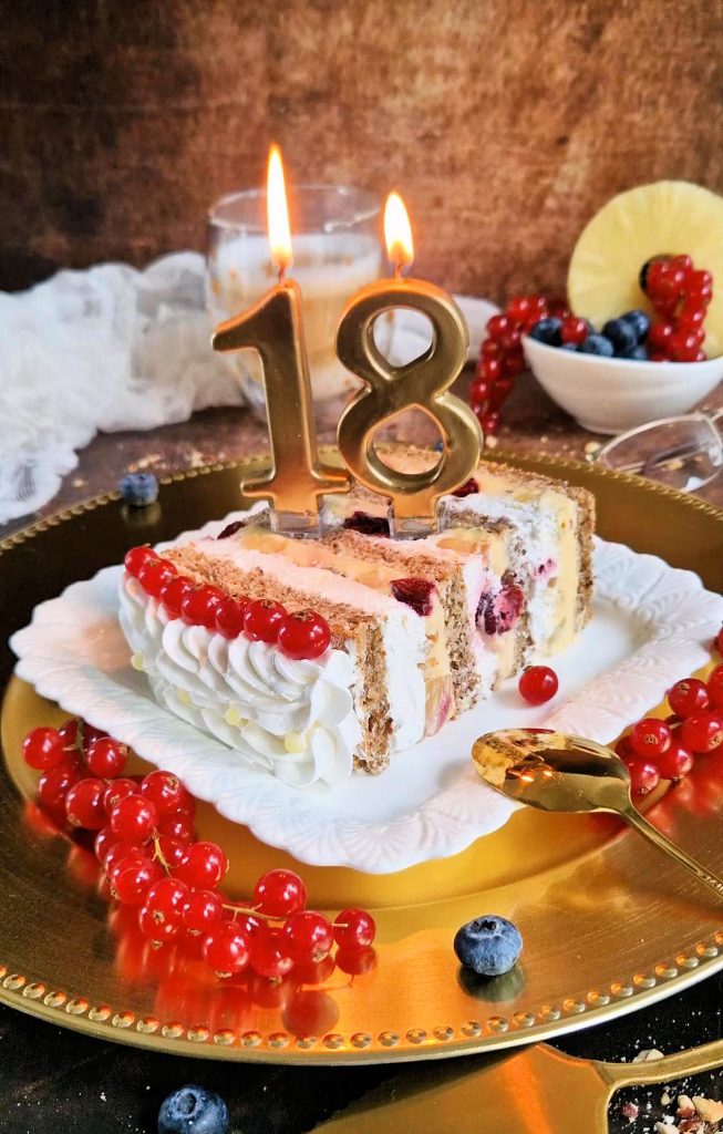 Parče Moskva torte sa slojevima fila ananasa i višanja